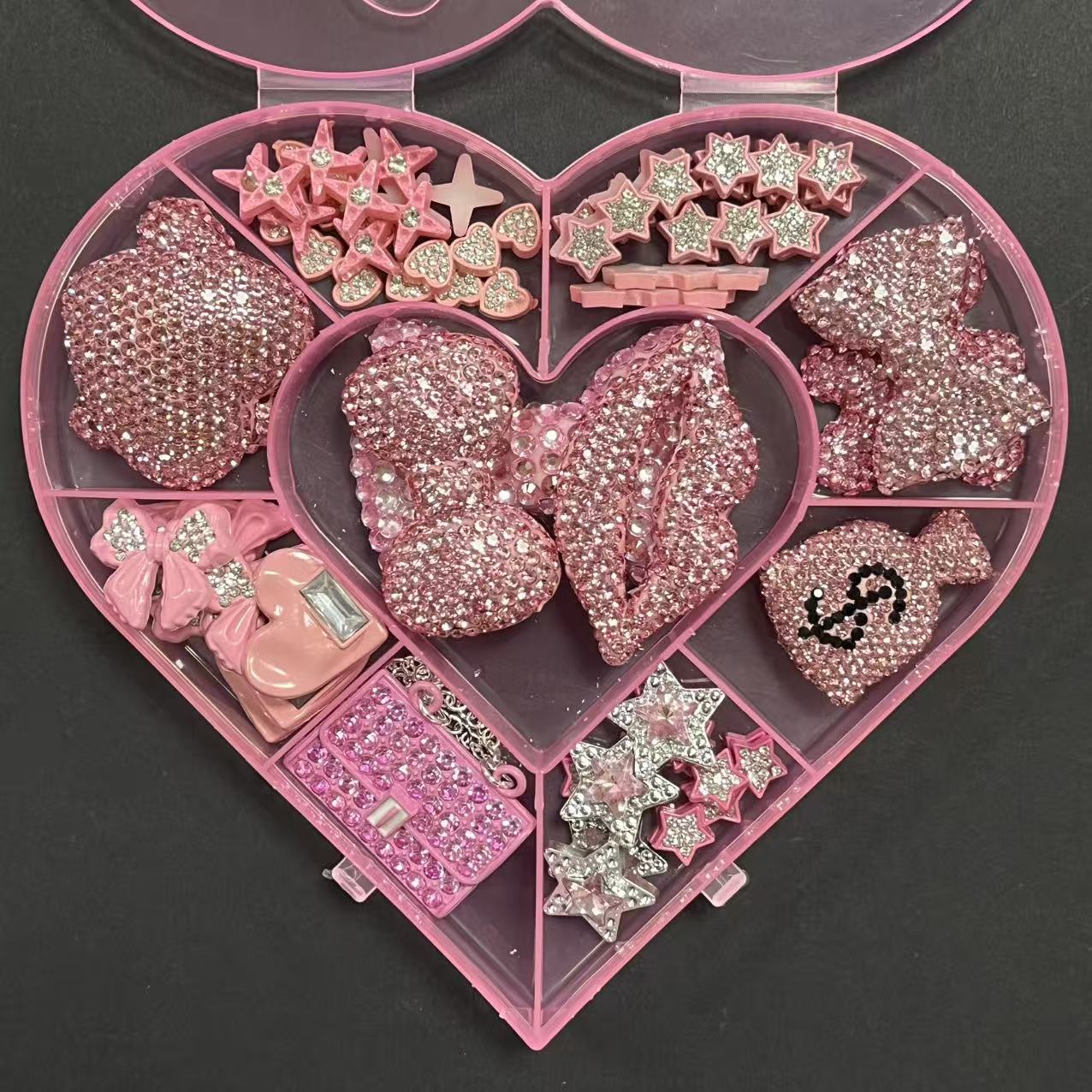 Phone Cases Europe - ขายส่งชุดของตกแต่งหรูหรา ประกอบด้วยโบว์เพชร กระเป๋า ขวดน้ำหอม กระเป๋ารูปผีเสื้อ ลิปสติก